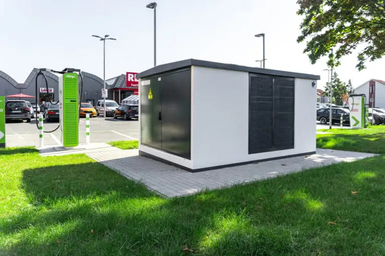Kompaktstation Trafo im Betonbau, das eine moderne Trafo Kompaktstation zeigt. Ideal für Anwendungen wie Photovoltaik, E-Mobilität und Netzbetreiber. Diese Trafostation steht für Effizienz und platzsparendes Design. Kompaktstation Trafo im Betonbau, das eine moderne Trafo Kompaktstation zeigt. Ideal für Anwendungen wie Photovoltaik, E-Mobilität und Netzbetreiber. Diese Trafostation steht für Effizienz und platzsparendes Design.