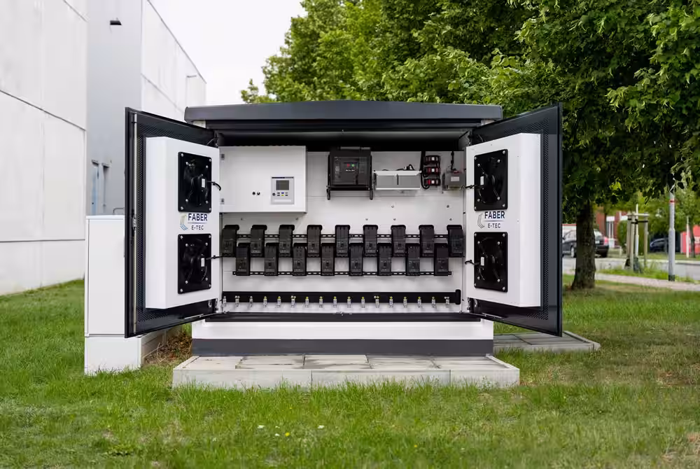 Estación compacta abierta con cuadro de distribución principal de baja tensión y técnica de conmutación de Faber E-Tec buy online