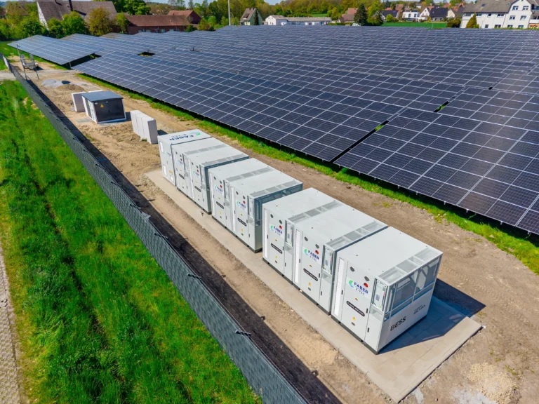 Faber PowerCube Batteriespeicher für Solarparks – Projekt Rödinghausen Schlüsselfertiger Faber E-Tec Batteriespeicher für Solarparks bei der Montage in der Gemeinde Rödinghausen.