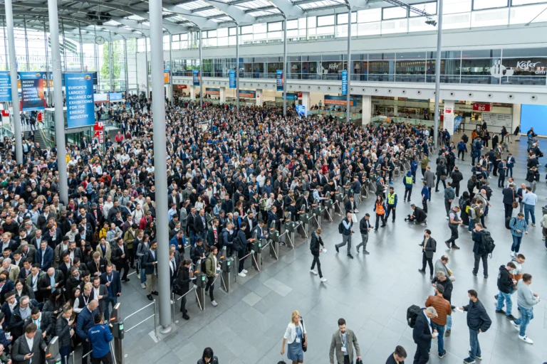 Intersolar Europe 2026: Fachpublikum auf der Messe München Großer Besucherandrang und Fachpublikum im Eingangsbereich der Messe München während der Intersolar Europe 2026 für Projekte im Bereich Photovoltaik, BESS und Energieinfrastruktur