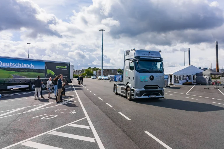 Eröffnung des neuen E-Lkw-Schnellladeparks im Kieler Hafen Ein silberner Elektro-Lkw bei der Eröffnung des neuen Lkw-Ladeparks von ENGIE Vianeo und Port of Kiel am Ostuferhafen.