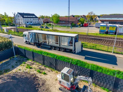 {bildtitle} Anlieferung der BESS-Großspeicher von Faber E-Tec per Lkw am Solarpark in der Gemeinde Rödinghausen.