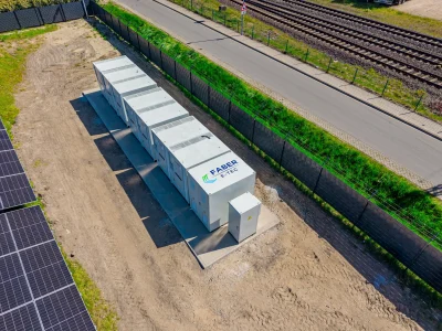 {bildtitle} Die fertig positionierte Reihe von PowerCube-Großspeichern auf der Freiflächenanlage in Rödinghausen-Bruchmühlen.