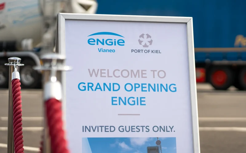 {bildtitle} Die 1600 kVA Trafostation von Faber E-Tec sichert die Energieversorgung der Lkw-Schnellladepunkte am Kieler Hafen.