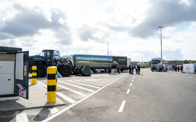 {bildtitle} Das Team der Faber E-Tec GmbH bei der Eröffnung des Lkw-Ladeparks in Kiel vor der gelieferten Trafostation.