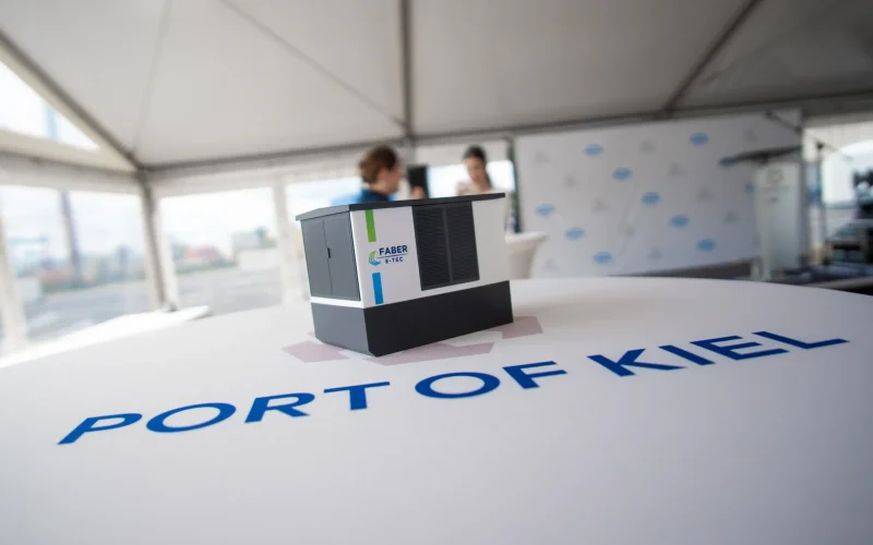 {bildtitle} Moderne Ladeinfrastruktur für den emissionsfreien Schwerlastverkehr am neuen E-Lkw-Schnellladepark im Port of Kiel.
