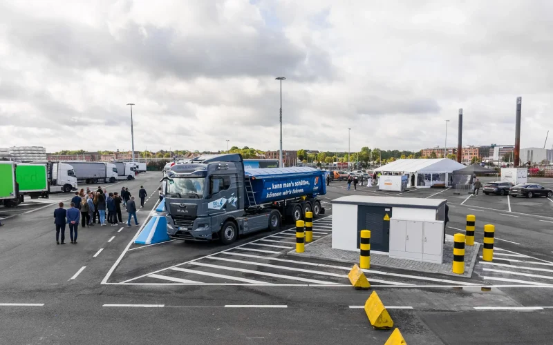 {bildtitle} Eine der vier 400-kW-Schnellladesäulen für Elektro-Lkw am Ostuferhafen in Kiel, betrieben mit 100 Prozent Grünstrom.