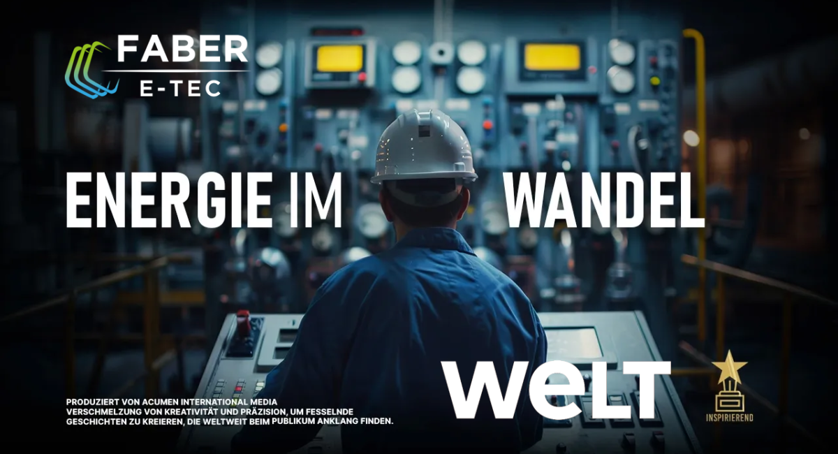 Ein Foto, das einen Arbeiter in einem industriellen Kontrollraum von hinten zeigt, der an einer Konsole mit Wählscheiben und Monitoren arbeitet. Der große Text über der Szene lautet "ENERGIE IM WANDEL". Ein weiterer großer Text unten rechts lautet "WELT". Oben links befindet sich entweder das Logo von "FABER SOLARTECHNIK" (mit gelb-orangefarbener Sinuswelle und Solarsymbol) oder das Logo von "FABER E-TEC" (mit drei blauen, verbundenen Bögen). Im kleingedruckten Text unten links steht: "PRODUZIERT VON ACUMEN INTERNATIONAL MEDIA / VERSCHMELZUNG VON KREATIVITÄT UND PRÄZISION, UM FESSELNDE GESCHICHTEN ZU KREIEREN, DIE WELTWEIT BEIM PUBLIKUM ANKLANG FINDEN." Unten rechts ist ein kleiner goldener Award-Stern mit dem Wort "INSPIRIEREND" abgebildet.