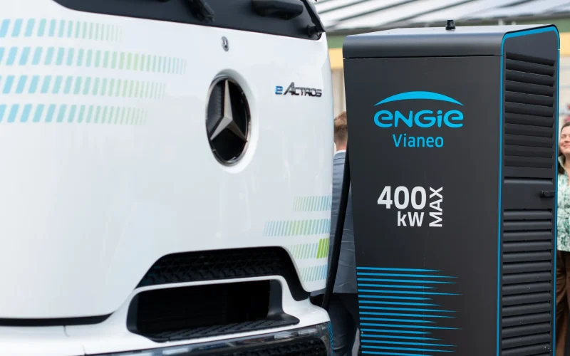 {bildtitle} Feierliche Eröffnung des neuen E-Lkw-Schnellladeparks am Port of Kiel durch Vertreter von Politik, ENGIE Vianeo und lokaler Wirtschaft.