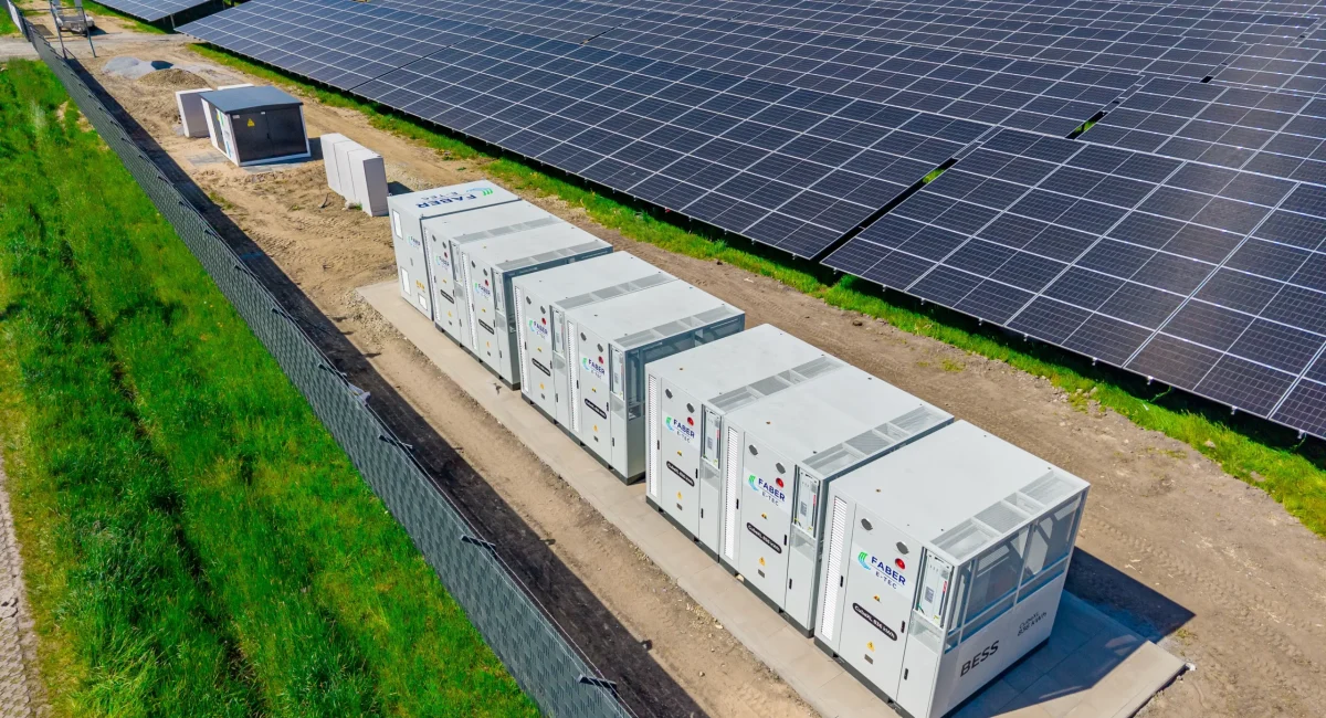 Schlüsselfertiger Faber E-Tec Batteriespeicher für Solarparks bei der Montage in der Gemeinde Rödinghausen.