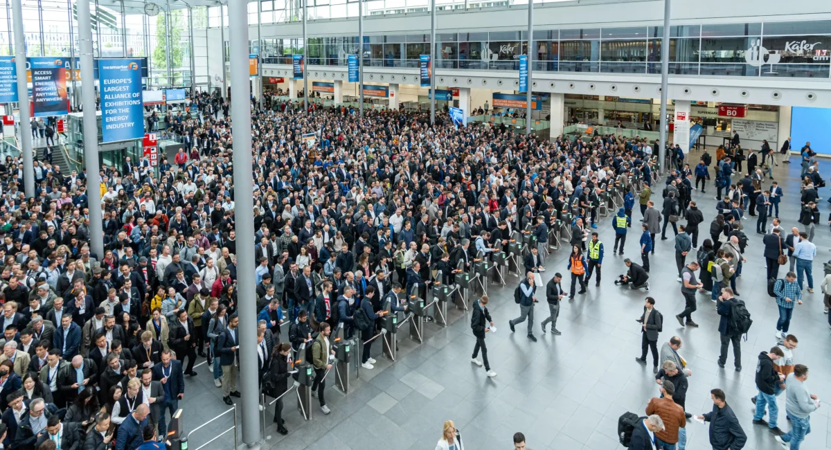 Großer Besucherandrang und Fachpublikum im Eingangsbereich der Messe München während der Intersolar Europe 2026 für Projekte im Bereich Photovoltaik, BESS und Energieinfrastruktur