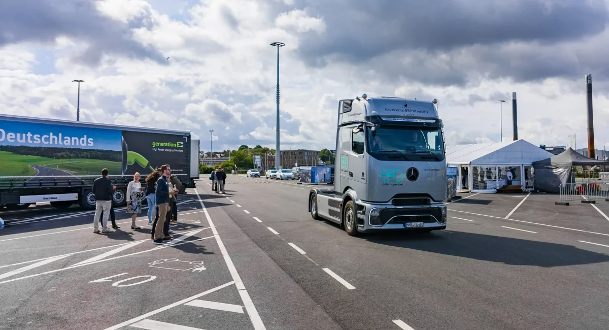 Ein silberner Elektro-Lkw bei der Eröffnung des neuen Lkw-Ladeparks von ENGIE Vianeo und Port of Kiel am Ostuferhafen.